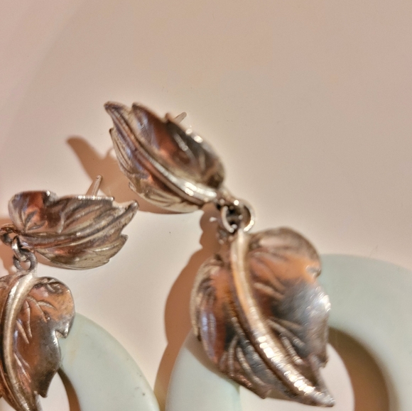 🥂SALE🥂 Minty Pair of Vintage Leaf and Hoop Earrings - Picture 3 of 4